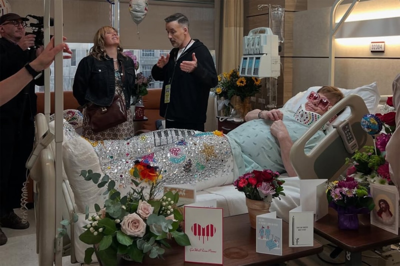 Элтон Джон шокировал фанатов снимком с многочисленными травмами Элтон Джон шокировал фанатов снимком с многочисленными травмами