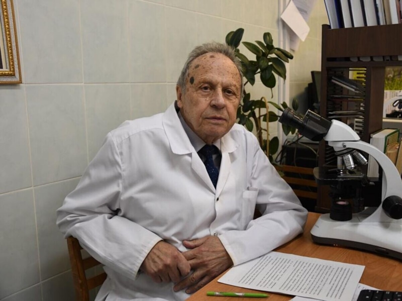 Врач Борис Ариэль