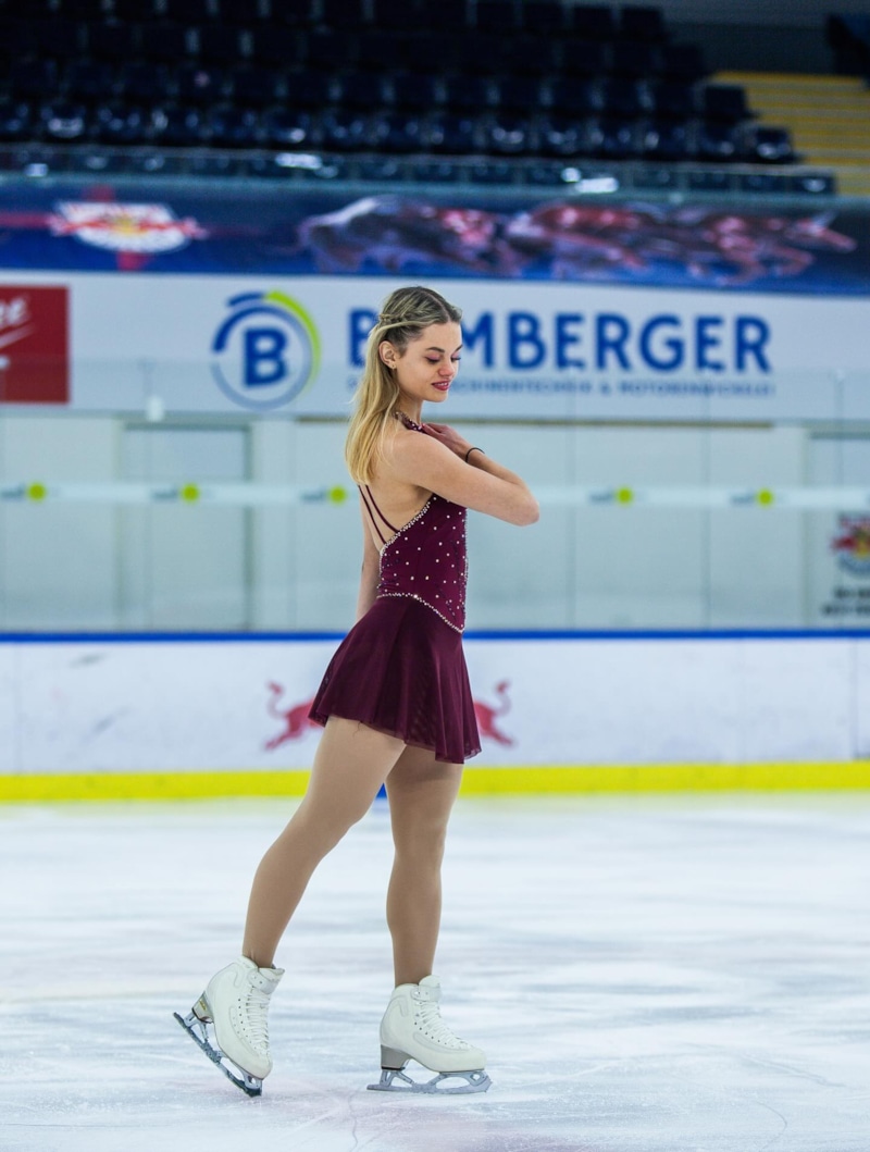 Юлия Мари Гайзер — австрийская фигуристка