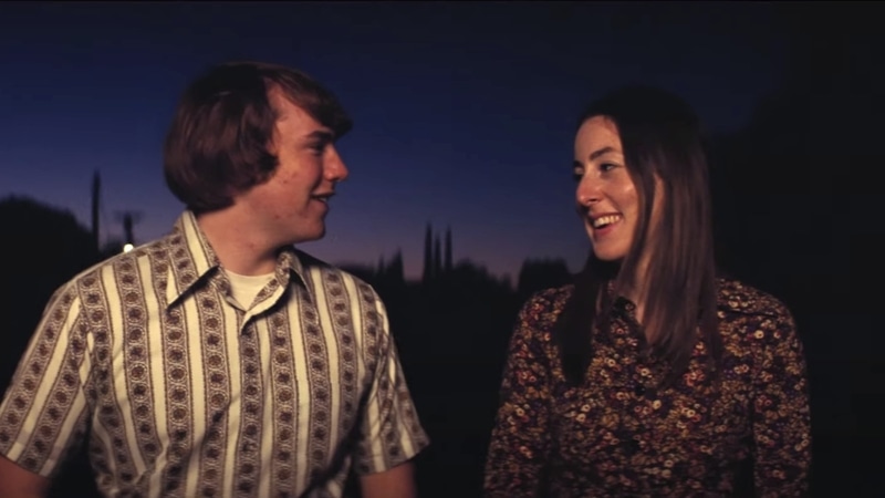 Алана Хаим и Купер Хоффман в фильме «Лакричная пицца»