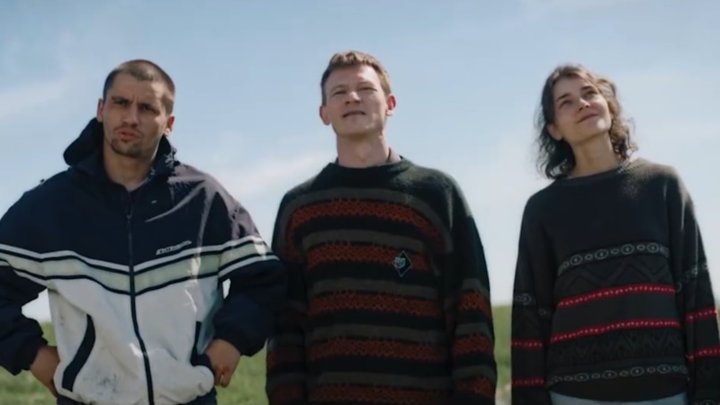 Антон Момот, Татьяна Марахонич и Иван Федотов в сериале «Никто не знает про Маньпупунёр»