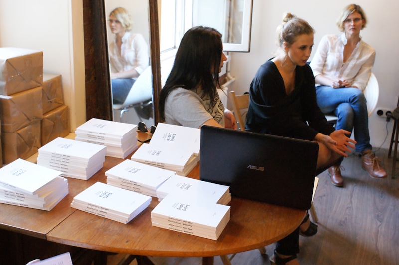 Мария Алёхина нa презентaции книги Riot Days