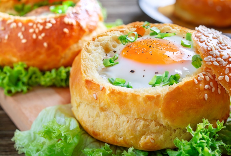 Яичница в булочке: быстрый завтрак