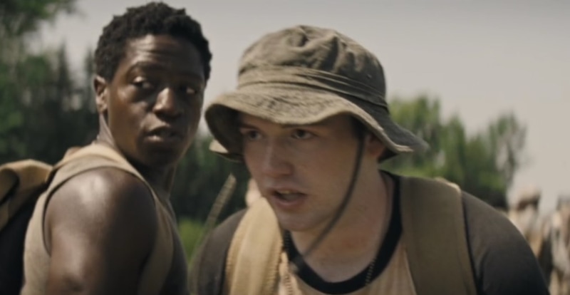 Купер Хоффман и Дэвид Джонссон в фильме «Долгая прогулка»