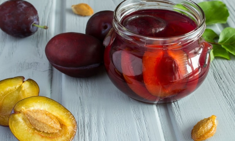 Маринованные сливы: вкус с коньяком