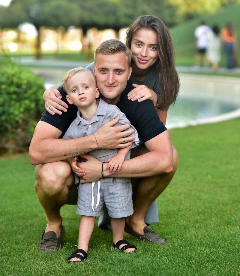 Александр Волков с женой и сыном