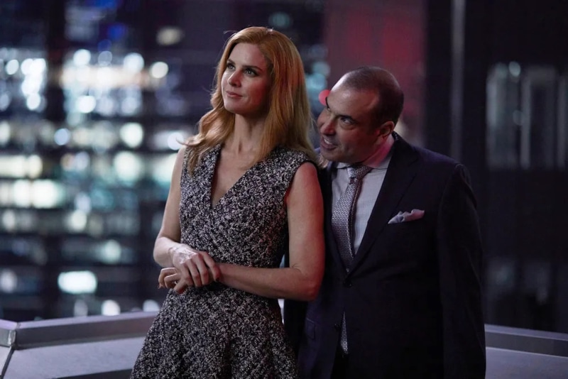 Рик Хоффман и Сара Рафферти в сериале «Форс-мажоры» Рик Хоффман и Сара Рафферти в сериале «Форс-мажоры»