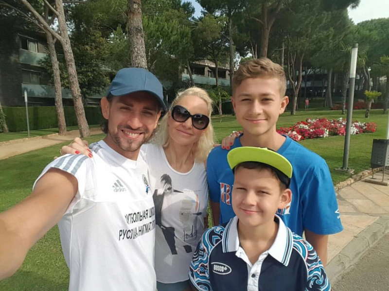 Елена Нигматуллина с мужем и сыновьями