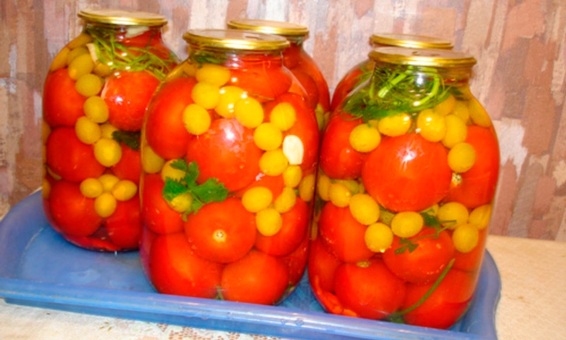Пряные томаты: ассорти с алычой