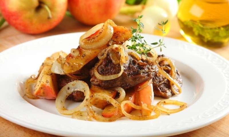 Печень с яблоками: нежность и пряность
