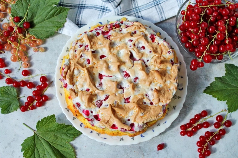 Кефирный пирог: смородина и нежность