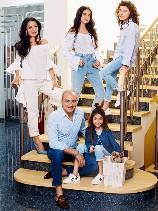 Лиана Турецкая с мужем и детьми