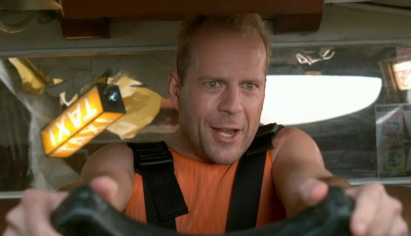 Брюс Уиллис в фильме «Пятый элемент» Брюс Уиллис в фильме «Пятый элемент»