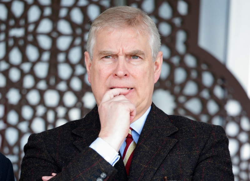 Принца Эндрю изгнали из королевской семьи после обвинения в растлении ребенка Принца Эндрю изгнали из королевской семьи после обвинения в растлении ребенка