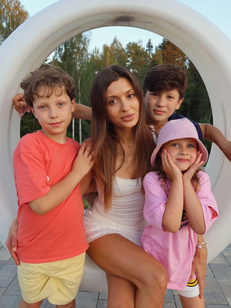 Евгения Кривцова с детьми Евгения Кривцова с детьми