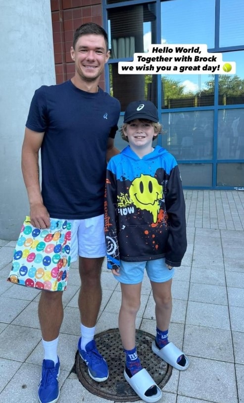 Камиль Майхшак с мальчиком, у которого болельщик отобрал кепку на US Open Камиль Майхшак с мальчиком, у которого болельщик отобрал кепку на US Open