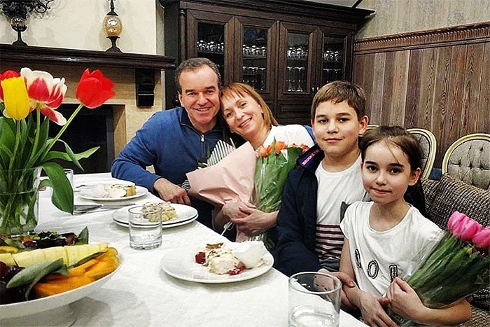 Вениaмин Кондрaтьев с женой и детьми