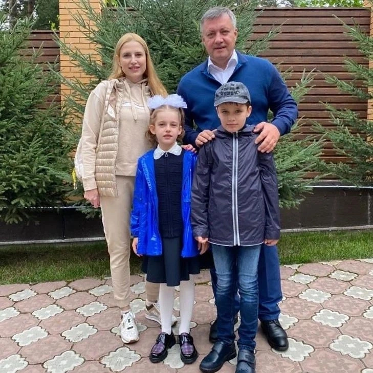 Игорь Кобзев с женой и детьми