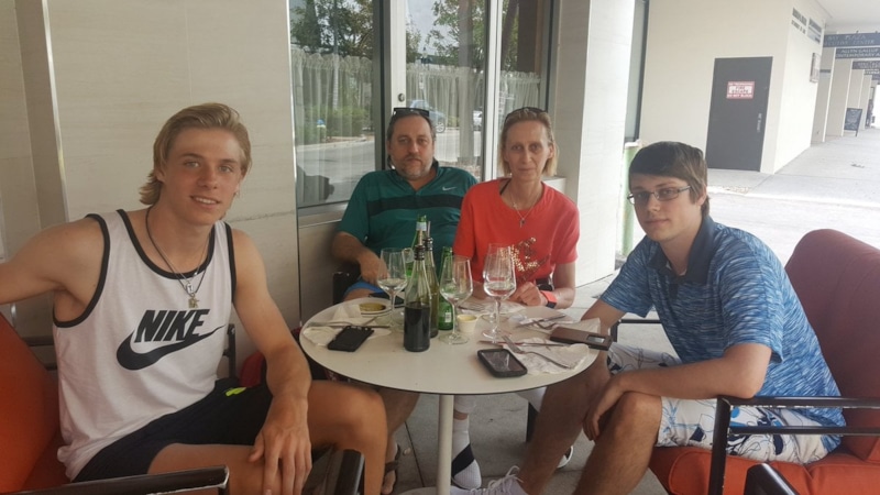 Денис Шаповалов с родителями