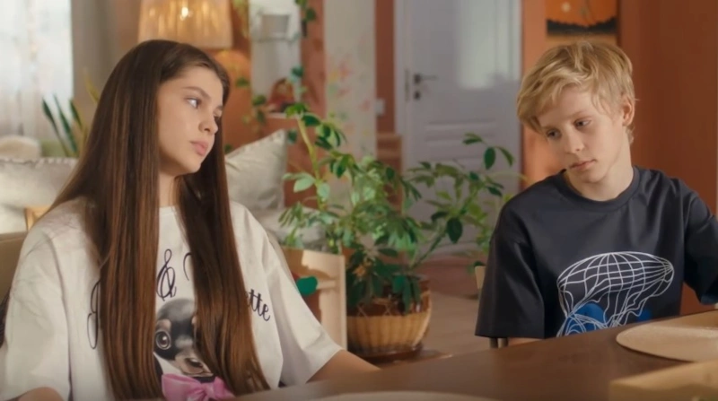 Феодор Кирсанов и Анна Изотова в сериале «Одни дома»