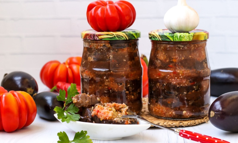 Салат из баклажанов «Тройка»: зимняя заготовка