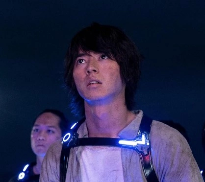 Кэнто Ямадзаки в сериале «Алиса в Пограничье» Кэнто Ямадзаки в сериале «Алиса в Пограничье»