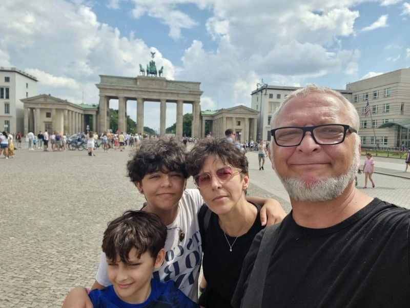 Олег Куваев с женой и детьми