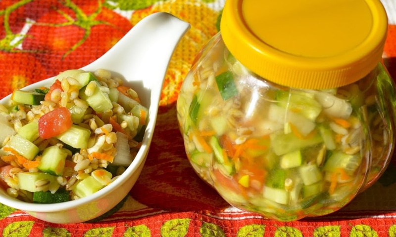 Салат в банке: огурцы и перловка