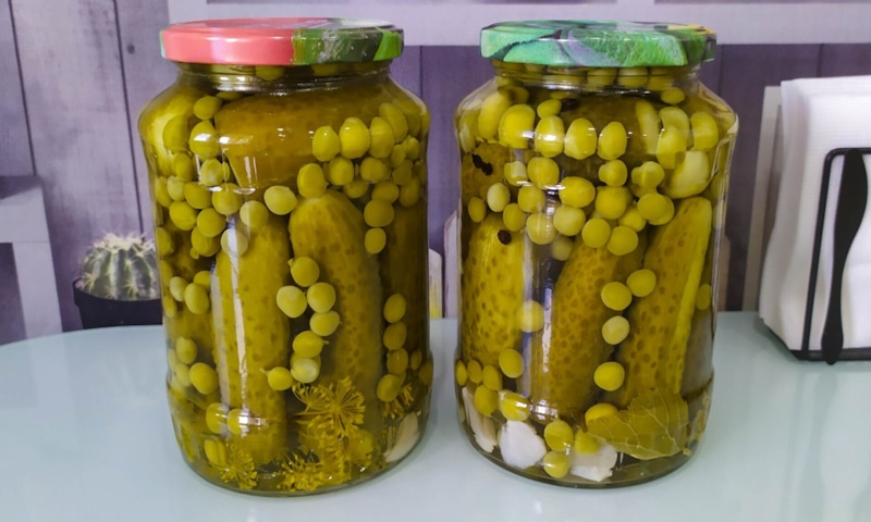 Оливье в банке: огурцы и горошек