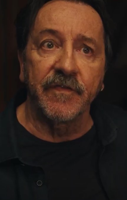 Жан-Юг Англад в сериале «Отель на побережье»