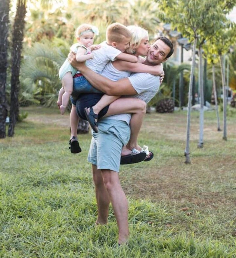 Тимур Орагвелидзе с женой и детьми Тимур Орагвелидзе с женой и детьми