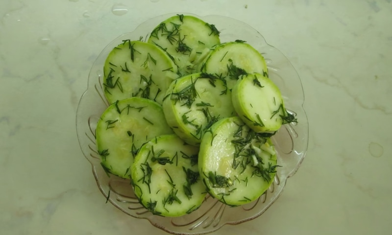 Малосольные кабачки: хрустящая закуска без уксуса
