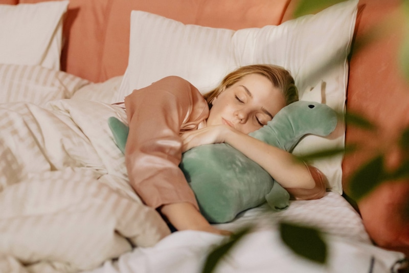 Сон на боку: защита мозга