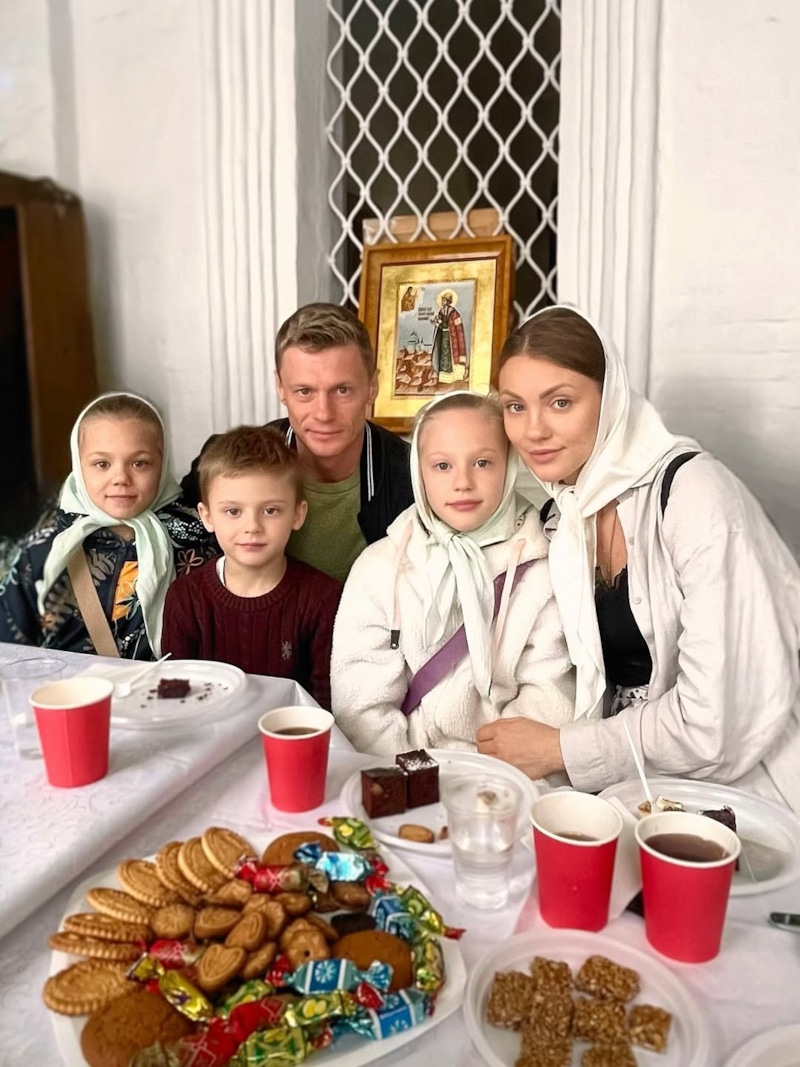 Алексей Бондаренко с женой и детьми