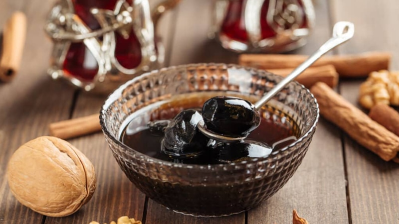 Варенье из зеленых грецких орехов: этапы избавления от горечи