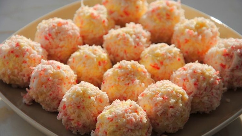 Сырные шарики с крабовыми палочками: рецепт праздника