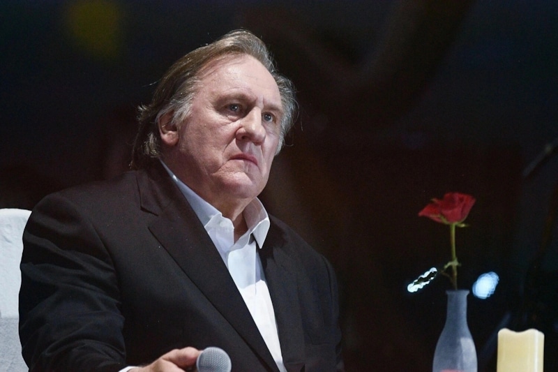 Жерара Депардьё снова потащили в суд