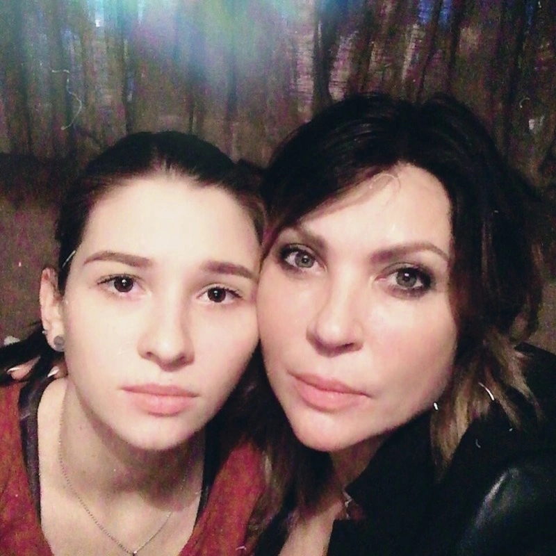 Ая с дочерью