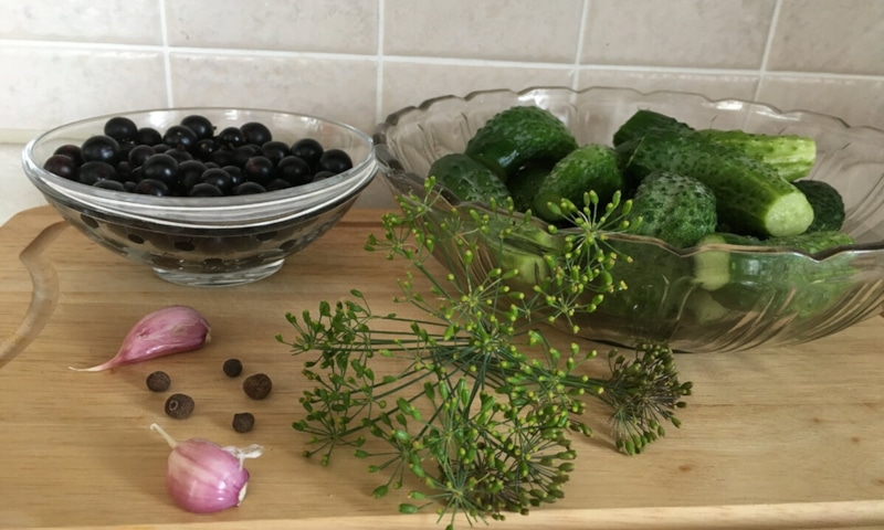 Огурцы со смородиной: рубиновая консервация