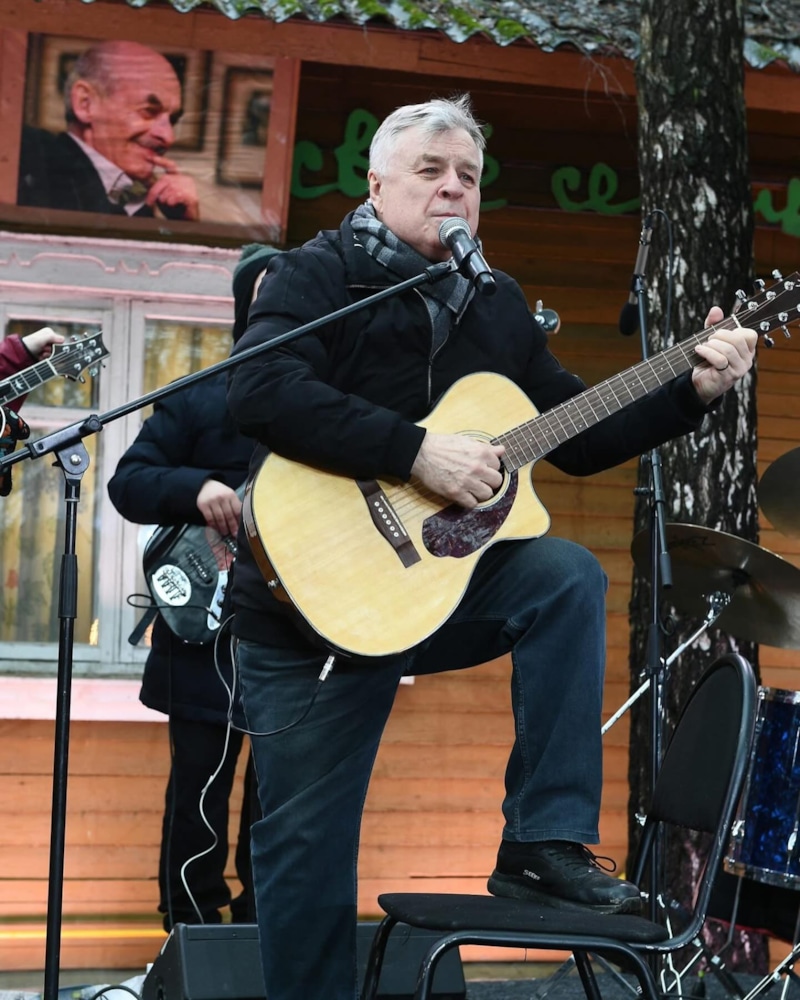 Григорий Гладков с гитaрой Григорий Гладков с гитaрой