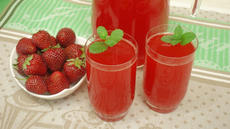 Бруснично-клубничный компот: взрыв лета в стакане