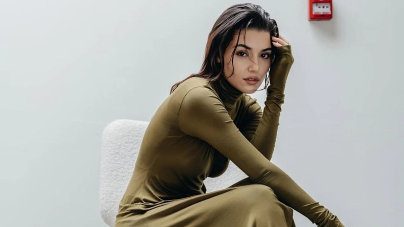 Ханде Эрчел замечена с Бюрсином после расставания с женихом