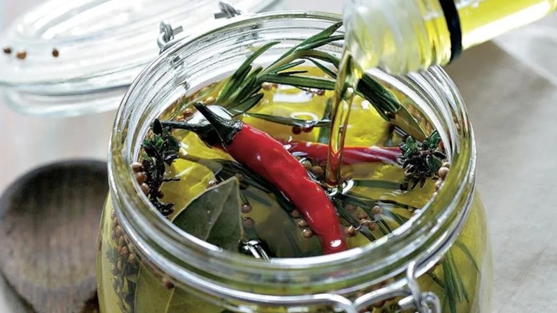 Пряный посол: козий сыр в масле