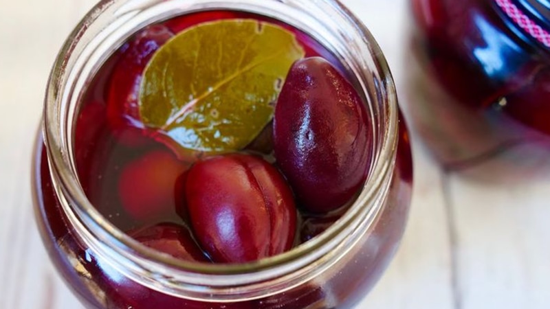 Пряные сливы: коньячный маринад