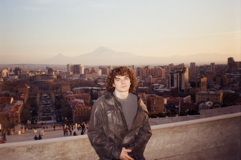 Максим Лутчак в Армении на фоне горы Арарат