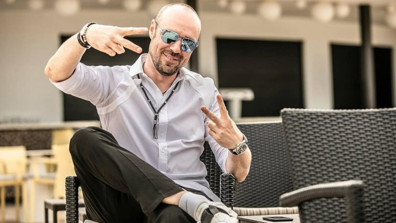 Миллиардер Товстик готовится к светлому будущему с Полиной Дибровой Миллиардер Товстик готовится к светлому будущему с Полиной Дибровой