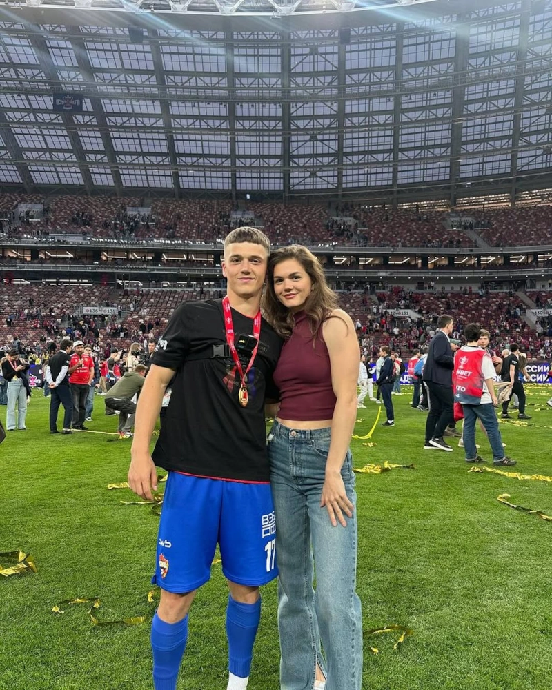 Полузащитник московского ЦСКА Кирилл Глебов с сестрой Вероникой Полузащитник московского ЦСКА Кирилл Глебов с сестрой Вероникой