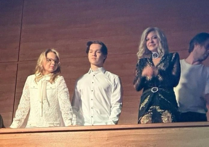 Светлана Шатунова на концерте памяти с детьми