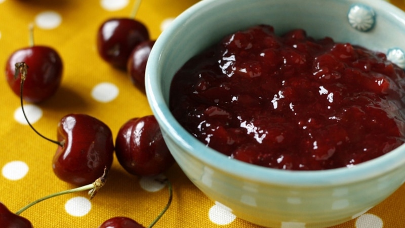 Вишневый джем: лето в банке