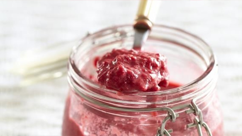 Домашний хрен с малиной: огонек в баночке